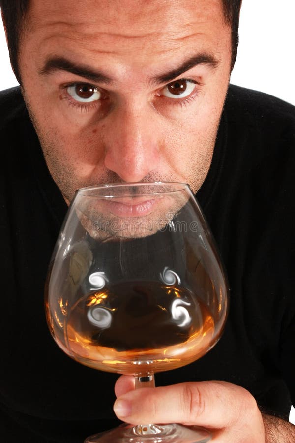 Muž vonící whisky, zaměření na sklenici whisky.