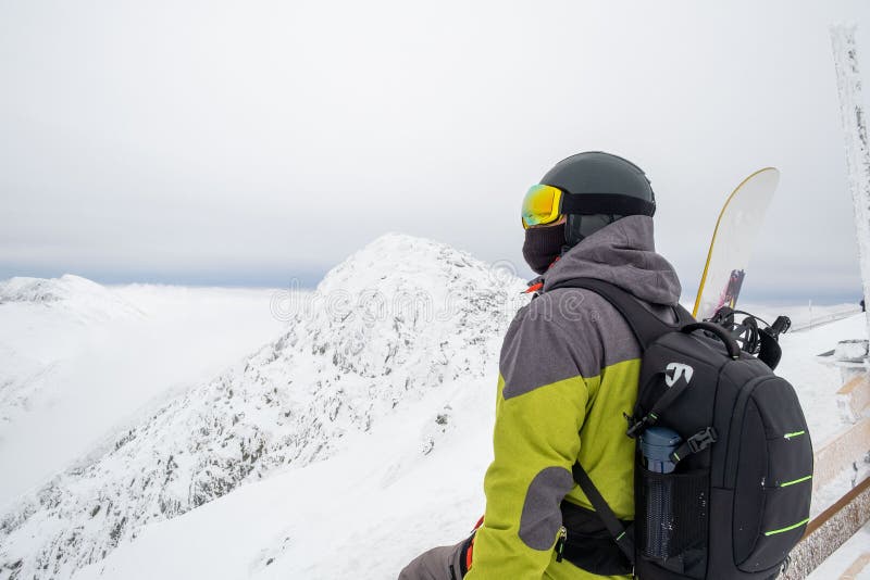 Muž snowboardista na vrchole hory chopok