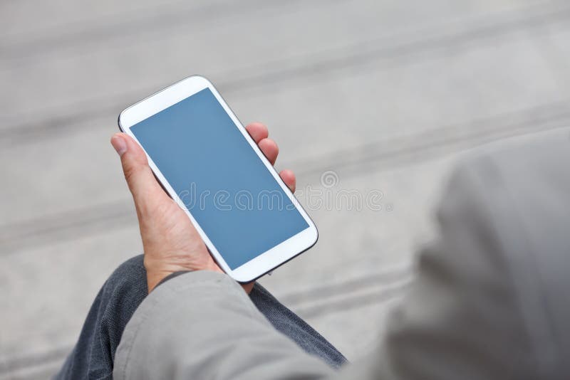 Man som använder den smarta telefonen för mobil royaltyfri fotografi