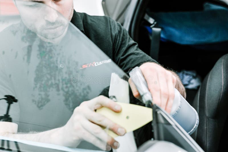 Man som arbetar i en agarage fotografering för bildbyråer Man som arbetar i en agarage fotografering för bildbyråer