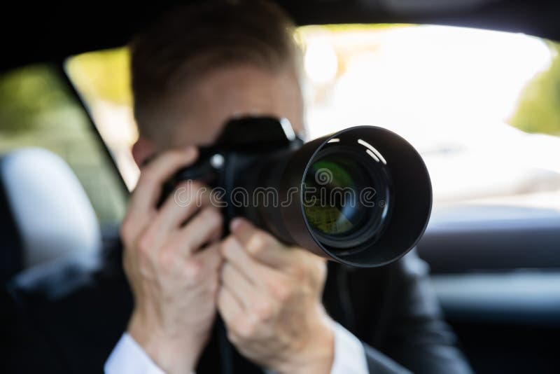 Man som fotograferar med SLR kameran royaltyfria bilder Man som fotograferar med SLR kameran royaltyfria bilder