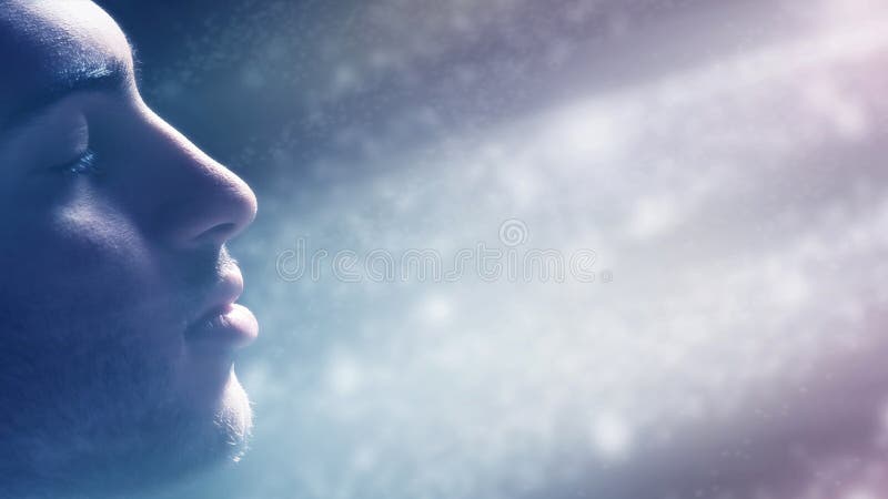 Man som fördjupas i ljuset arkivbilder Man som fördjupas i ljuset arkivbilder