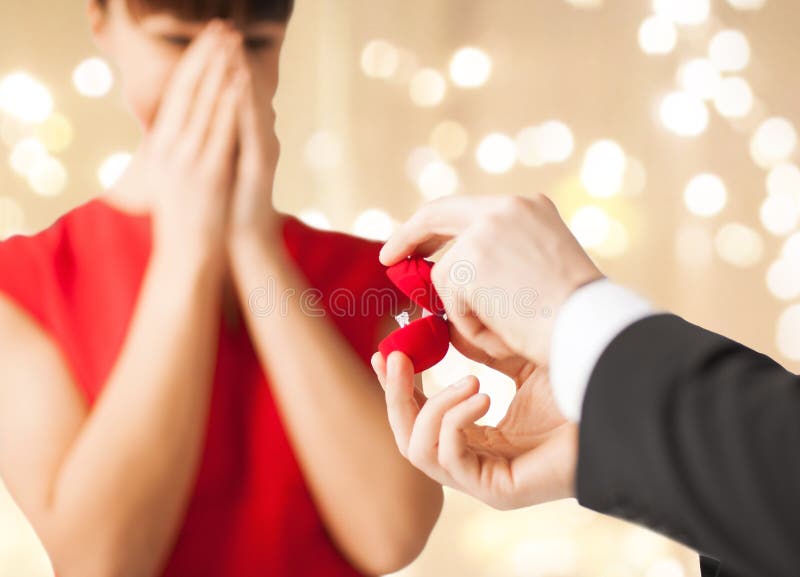 Man som ger diamantcirkeln till kvinnan på valentindag arkivfoto Man som ger diamantcirkeln till kvinnan på valentindag arkivfoto