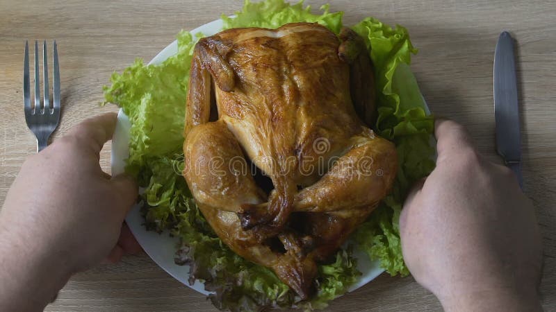 Man som går att äta den stora stekt kycklingdelen på restaurangen som äter för mycket problem