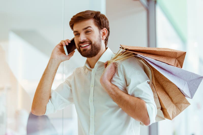 Man som gör shopping royaltyfria foton Man som gör shopping royaltyfria foton