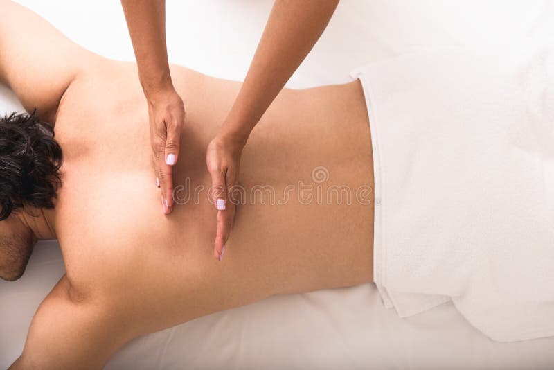 Man som har massage på brunnsorten arkivbild Man som har massage på brunnsorten arkivbild