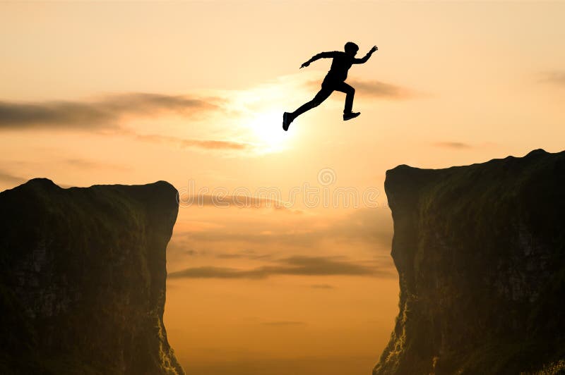 Man som hoppar över klippan, kontur arkivbild Man som hoppar över klippan, kontur arkivbild