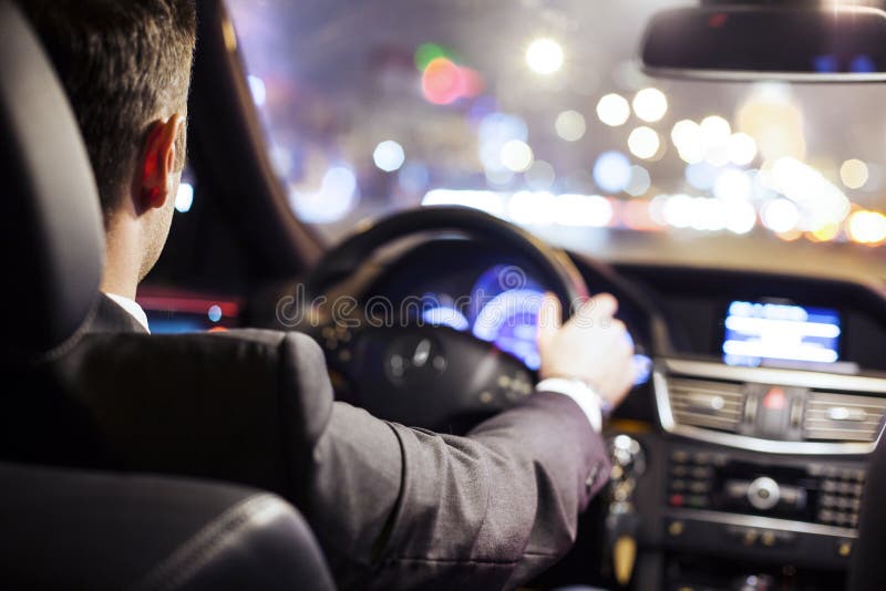 Man som kör bilen arkivfoto Man som kör bilen arkivfoto