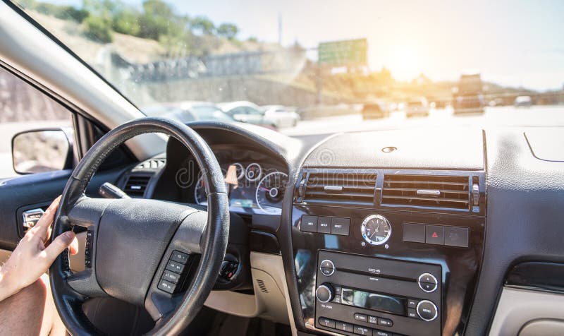 Man som kör bilen på motorvägen royaltyfri bild Man som kör bilen på motorvägen royaltyfri bild