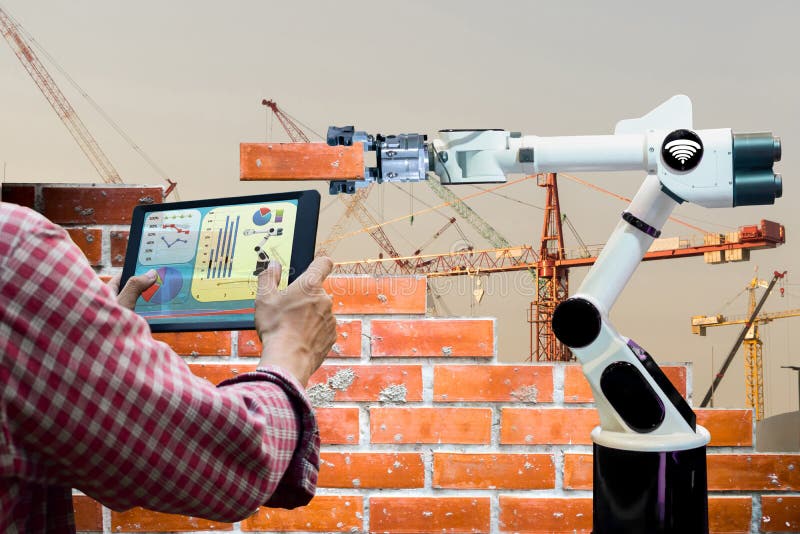 Man som rymmer en bransch 4 för minnestavlafjärrkontrollSmart robot 0 konstruktion för armtegelstenbyggnad royaltyfria bilder Man som rymmer en bransch 4 för minnestavlafjärrkontrollSmart robot 0 konstruktion för armtegelstenbyggnad royaltyfria bilder