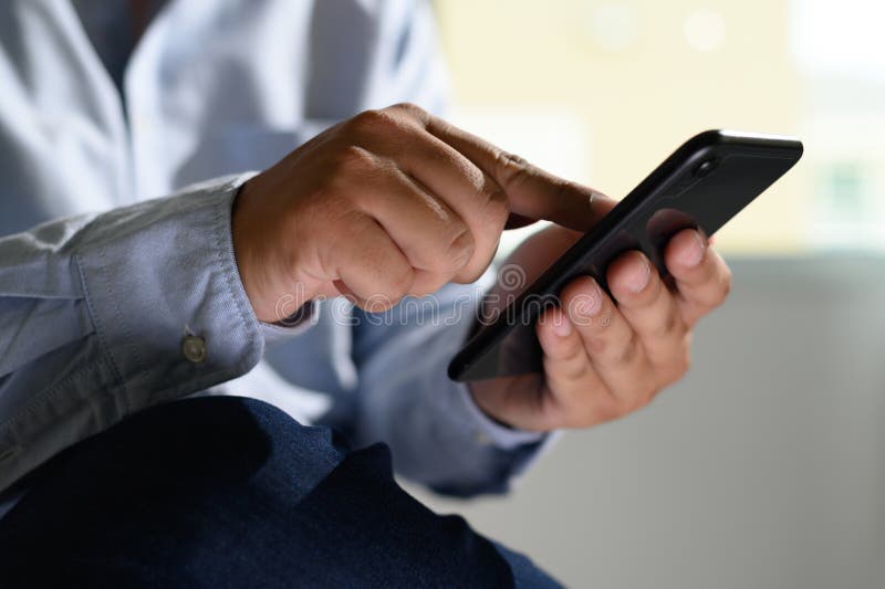 Man som rymmer en-händer och använder den digitala minnestavlamobiltelefontelefonen med tom kopieringsutrymmestenras arkivfoto Man som rymmer en-händer och använder den digitala minnestavlamobiltelefontelefonen med tom kopieringsutrymmestenras arkivfoto