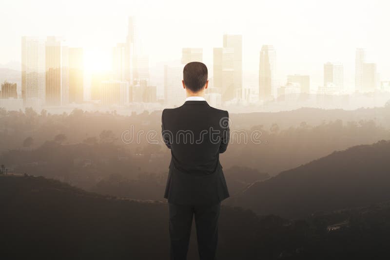 Man som ser brunt landskap royaltyfri fotografi Man som ser brunt landskap royaltyfri fotografi