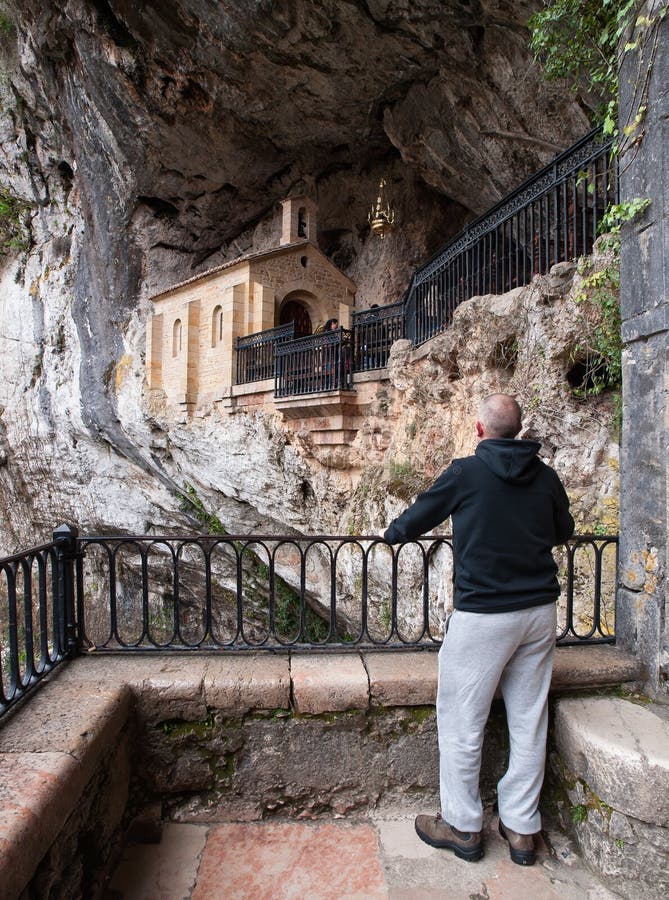 Man som ser det Covadonga kapellet royaltyfri fotografi Man som ser det Covadonga kapellet royaltyfri fotografi