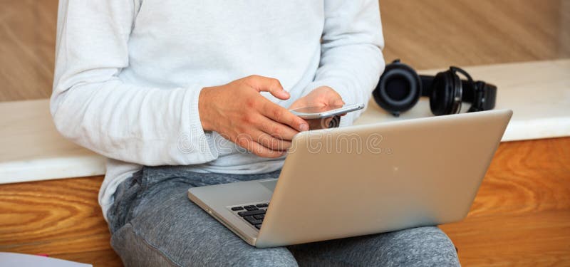 Man som ser hans smarta telefon arkivfoto Man som ser hans smarta telefon arkivfoto