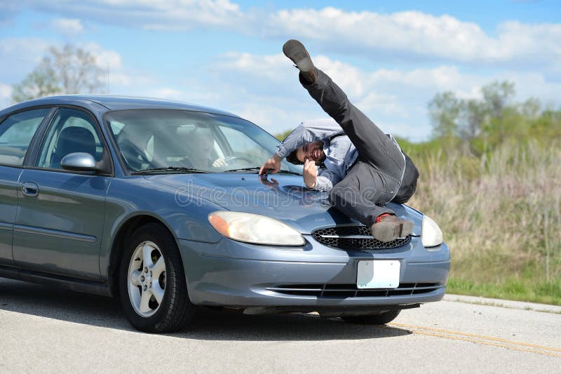 Man som slås av bilen fotografering för bildbyråer Man som slås av bilen fotografering för bildbyråer