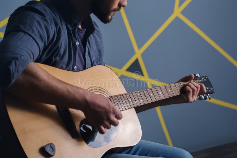 Man som spelar gitarren, närbild arkivfoton Man som spelar gitarren, närbild arkivfoton