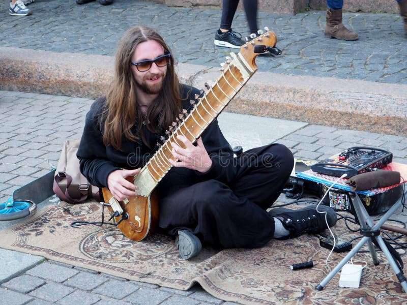Man som spelar gitarren p? stadsgatan arkivfoton Man som spelar gitarren p? stadsgatan arkivfoton
