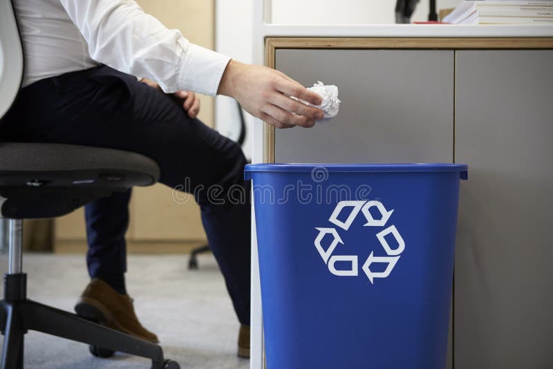 Man som tappar skruvat upp papper in i återvinningfacket, slut upp royaltyfri bild Man som tappar skruvat upp papper in i återvinningfacket, slut upp royaltyfri bild