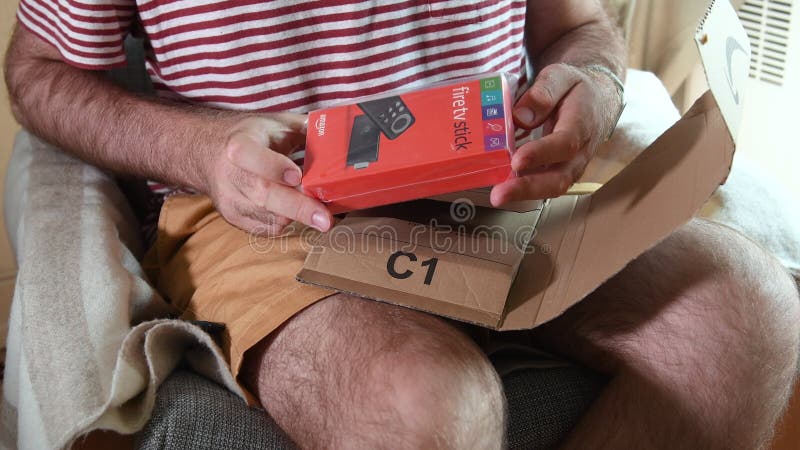 Man som unboxing packa upp Amazon Primepapp med brandTV
