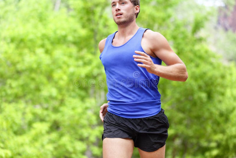 Man spring på vägen - sport- och konditionlöparen