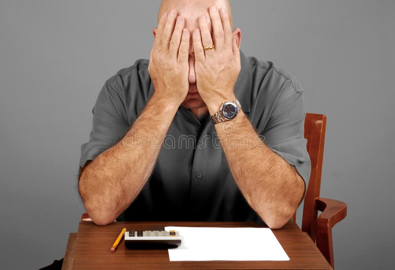Človek vykazuje známky stresu pri práci rozpočtu.