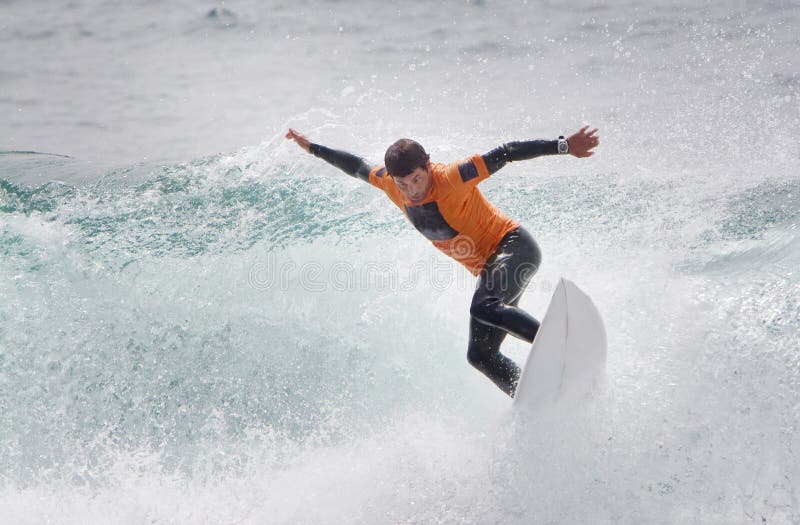 Atlético masculino sobre el caballo menor, fuerza surfear en 5 sobre el 7 pierna rango, propuesto velocidad través de presentado.