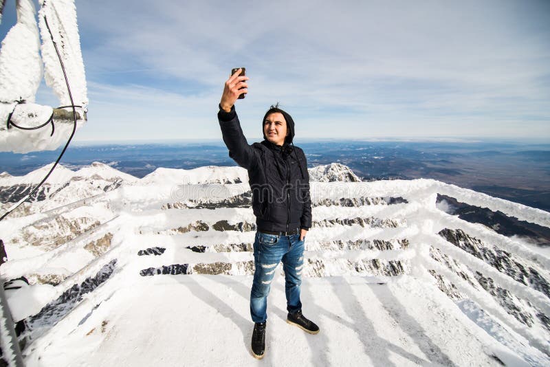 Muž si selfie v zimě ve Vysokých Tatrách. Vysoké Tatry. Slovensko. Vysoké Tatry.