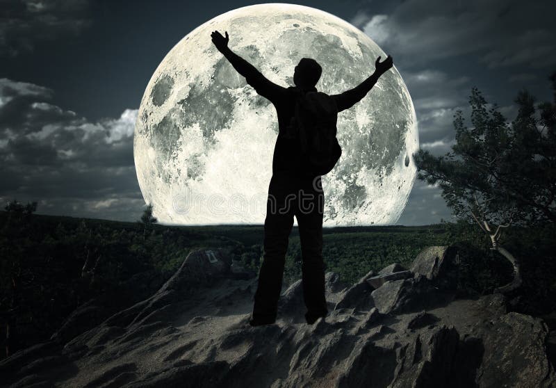 Look at the moon. Человек смотрит на луну. Глядя на луну. Мужик смотрит на луну. Человек на фоне Луны.