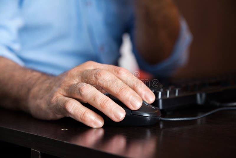 Man Using Computer Mouse At Desk In Class stock photography Man Using Computer Mouse At Desk In Class stock photography