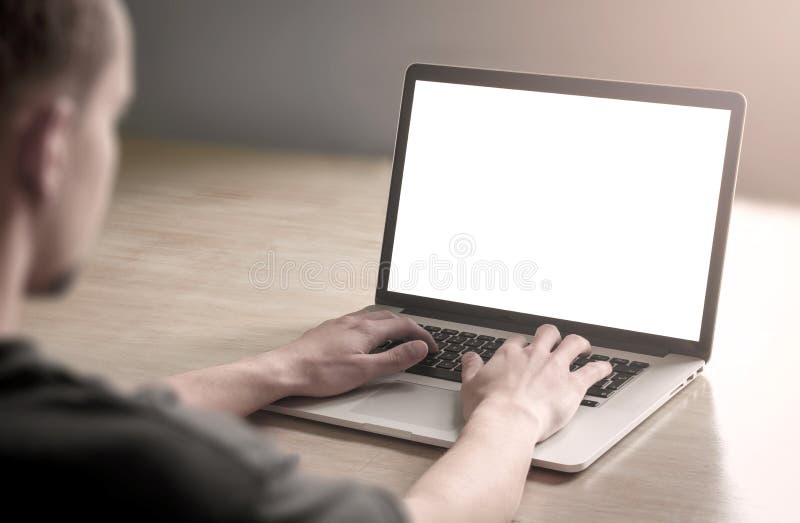 Člověk pracuje na svém notebooku s prázdnou obrazovku.