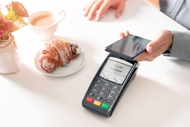 Man using smart phone to pay in restaurant royalty free stock image Man using smart phone to pay in restaurant royalty free stock image