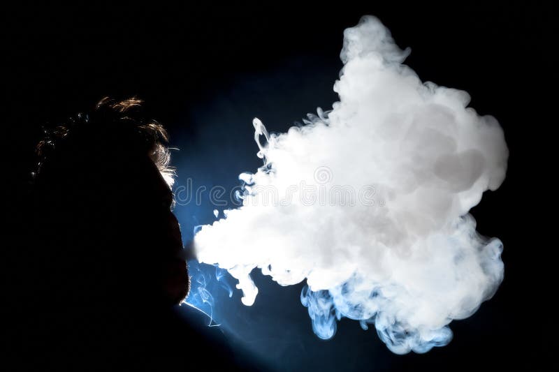 Uomo soffiando vapore nuvola.