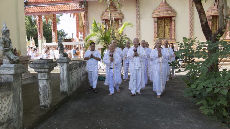 Man vem ska bli buddhismmunken som ber och går runt om chu royaltyfri fotografi Man vem ska bli buddhismmunken som ber och går runt om chu royaltyfri fotografi