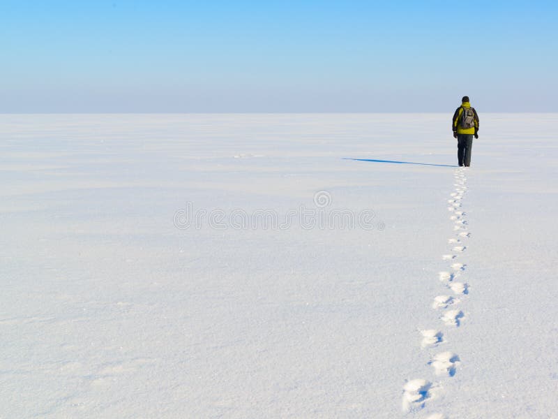 Walking snow rum перевод. Человек в Снежном поле. Снежное поле и Церковь одинокий человек. По полю снежному гребу. Картинка человека, идущего по глубокому снегу.