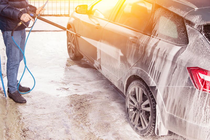 Можно мыть машину в морозы. Чистота в машинах парней. Man washing car. Машина чистит моет обочину. Парни моют машины фото.