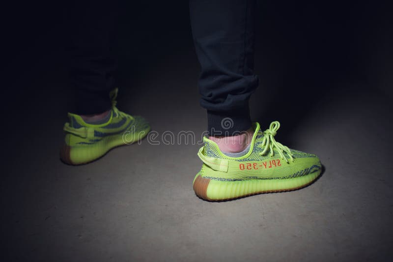 aceleración asesinato Para editar A Man Wearing Adidas Yeezy Boost 350 V2 Sply Semi Frozen Yellow Sport  Shoes. Krasnoyarsk, Russia - December 26, 2017 Editorial Stock Image -  Image of accessories, pair: 173771649