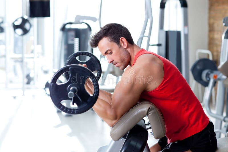 Mann Gewicht ausbildung auf der fitnessstudio verein.