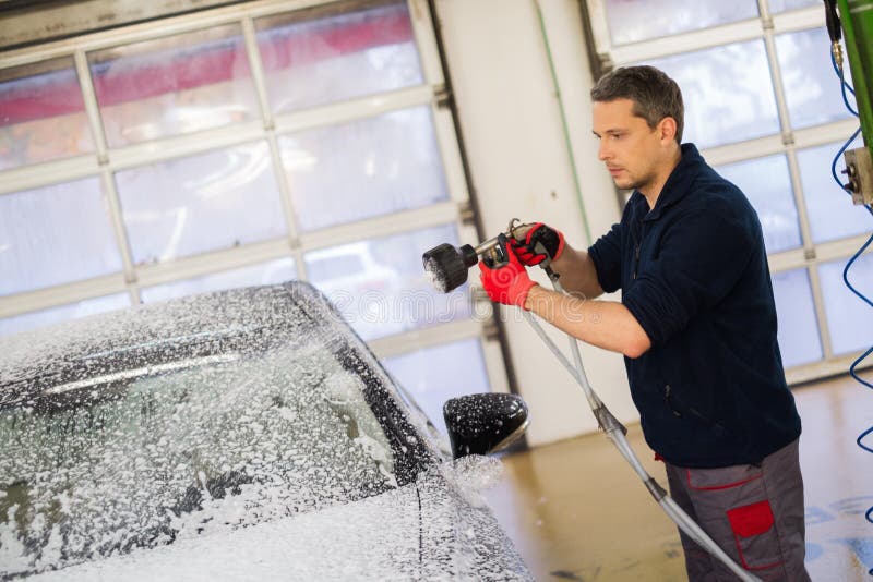 Muž pracovník luxus auto na auto umyť.