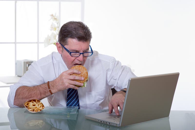 Hombre anteojos sobre el oficina en negocios a comer insalubre rápidamente comida.