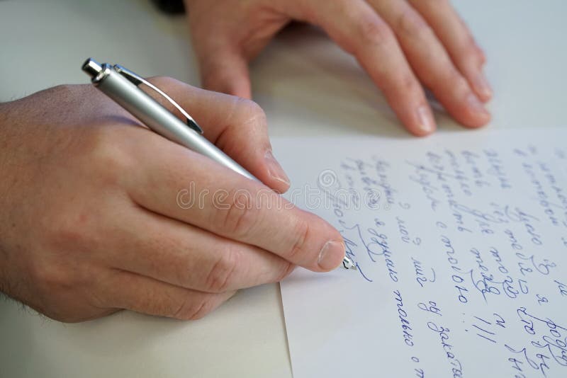 This man write. Человечек пишет письмо по почте. Man writing a Letter. Пробуя новую ручку люди пишут. Девушка пишет письмо отцу.