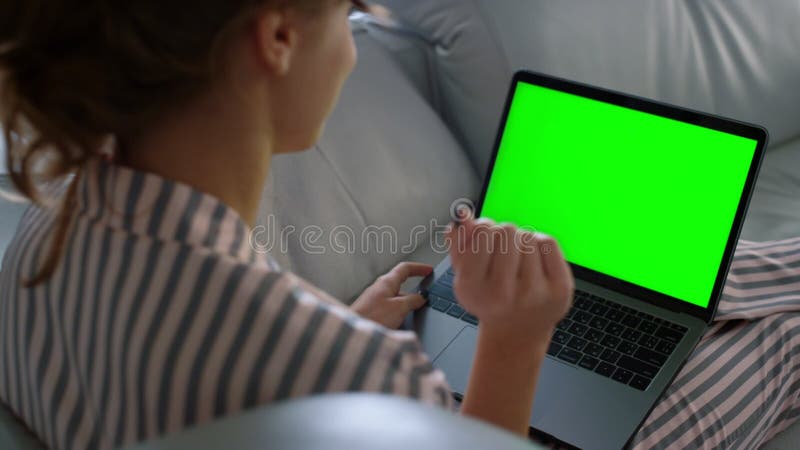 Manager conférence virtuelle avec chroma key screen closeuse. ordinateur portable à vagues clips vidéos