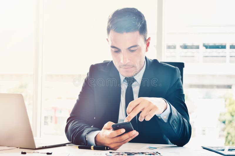 Manager, der on-line-Informationen und Daten nach Geschäft im hellen modernen Büro sucht lizenzfreies stockfoto Manager, der on-line-Informationen und Daten nach Geschäft im hellen modernen Büro sucht lizenzfreies stockfoto