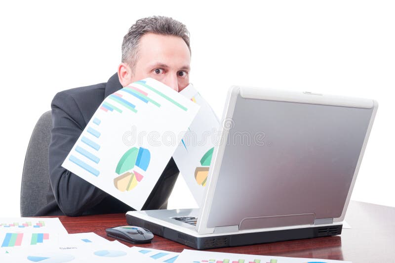 Manager kijken die die na het analyseren van grafieken wordt doen schrikken royalty-vrije stock foto Manager kijken die die na het analyseren van grafieken wordt doen schrikken royalty-vrije stock foto