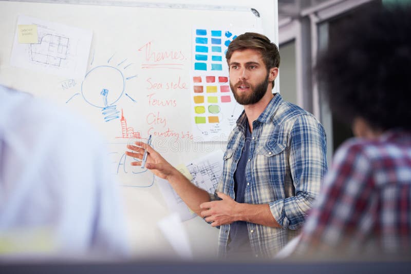 Manager-Leading Creative Brainstorming-Sitzung im Büro stockfotografie