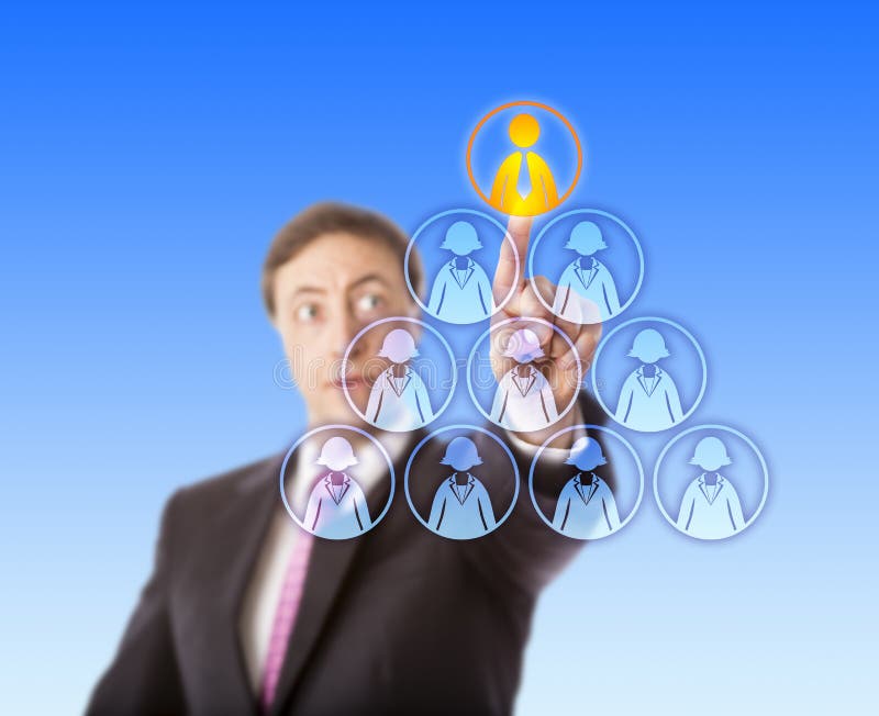 Manager Selecting eine männliche Arbeitskraft auf einer Pyramide vektor abbildung Manager Selecting eine männliche Arbeitskraft auf einer Pyramide vektor abbildung
