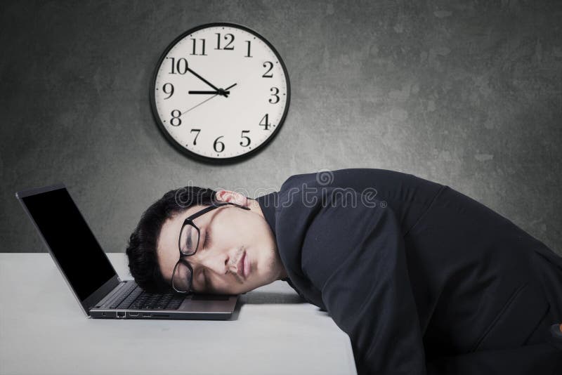 Managerarbeit über die Zeit hinaus und Schlaf auf Laptop