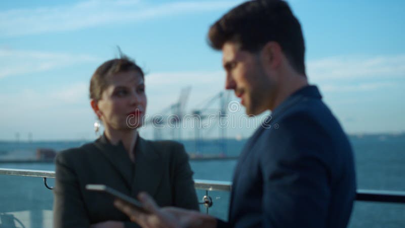 Manageri de vânzări vorbesc pad în lumina soarelui închidere. echipă de business care caută un port maritim stock footage