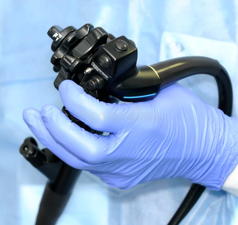La mano del medico la gestione moderna di un endoscopio.