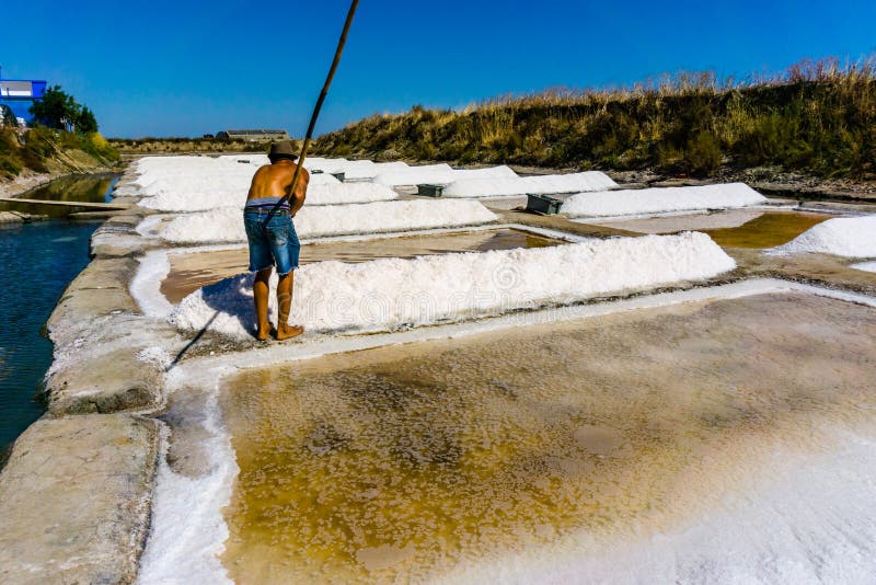 Manarbeten saltar extraktionlivsmedelsindustri Bad med salt, i Vil fotografering för bildbyråer Manarbeten saltar extraktionlivsmedelsindustri Bad med salt, i Vil fotografering för bildbyråer