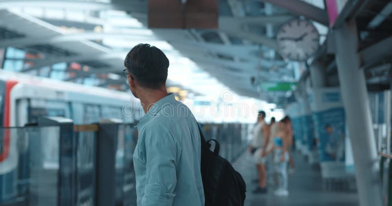 Manbril kijkt trein voorbij symbolische communicatie. concept boodschappen beweging perfecte thema ' s in verband met reizen